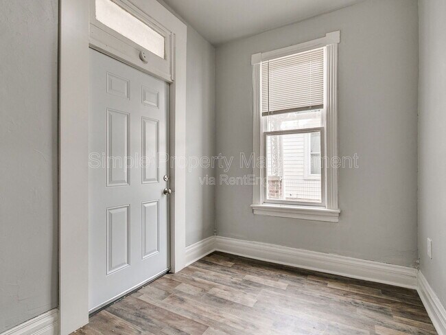 Building Photo - 611 E Springer Ave