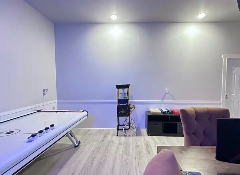 Building Photo - 16496 Pine Creek Dr