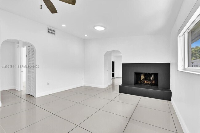 Building Photo - 616 NE 195th St