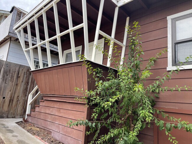 Building Photo - 2 Bed 1 Ba PG House walking distance to beach