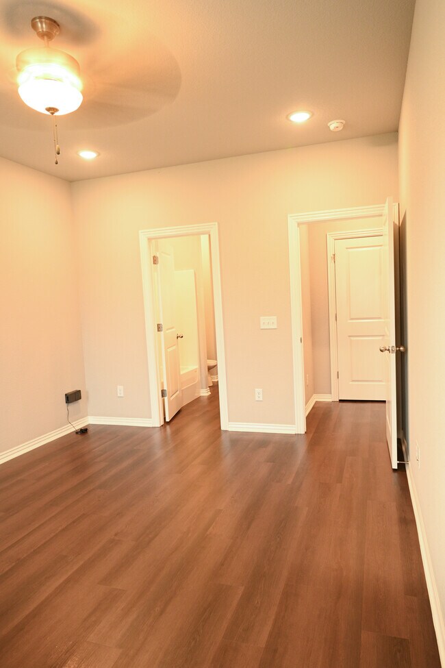 Building Photo - 211 Grove Ln