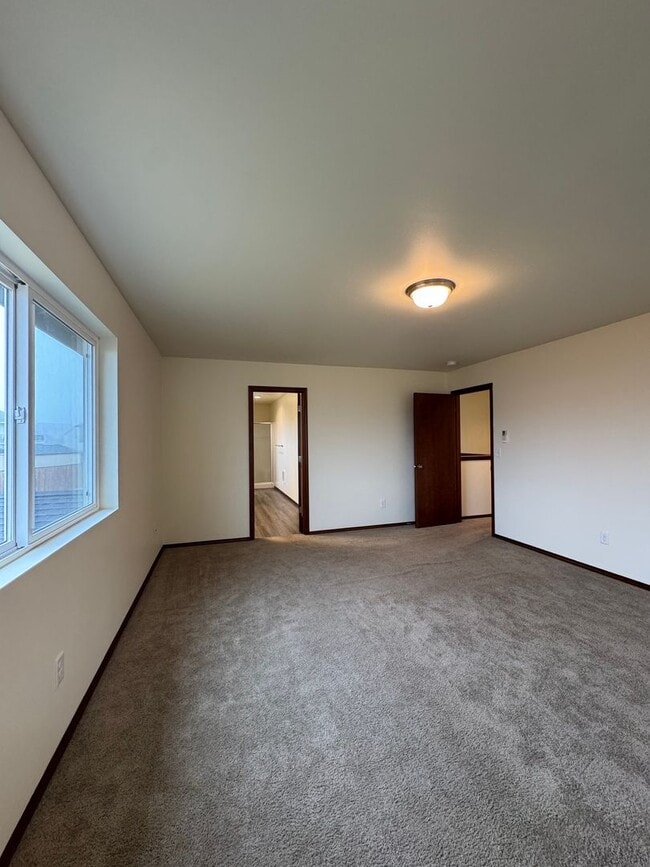 Building Photo - Spacious 5-Bedroom Home with Fenced Yard & Oversized Garage