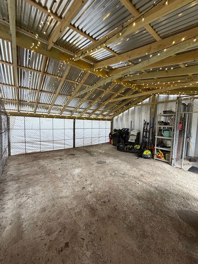 Building Photo - Spacious 4BR in a Quiet, Private Pocket