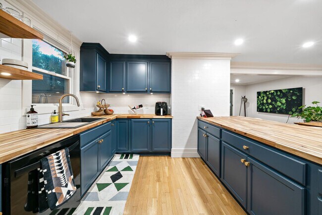 Building Photo - Furnished Downtown Bungalow!