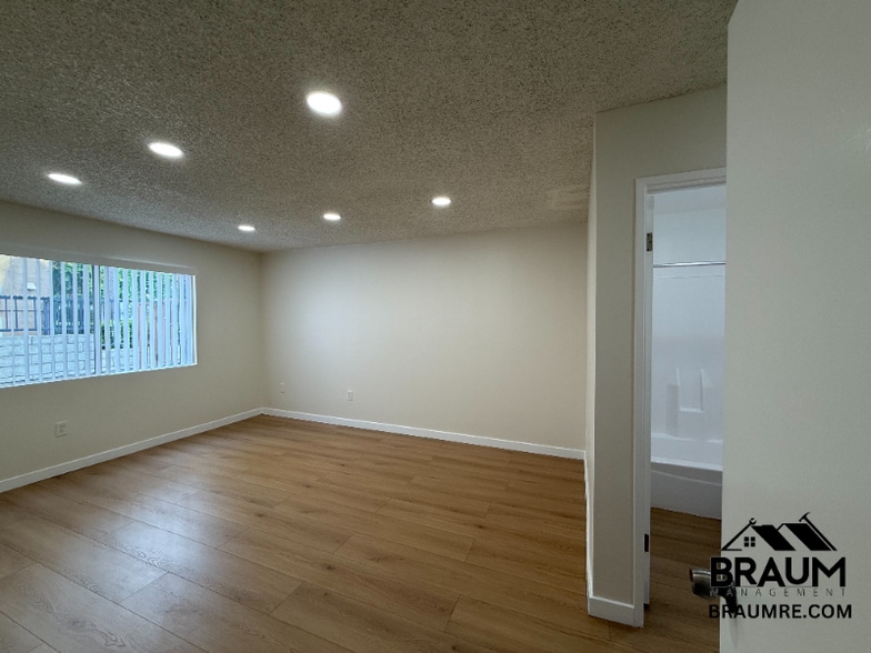 Building Photo - 5461 Kester Ave