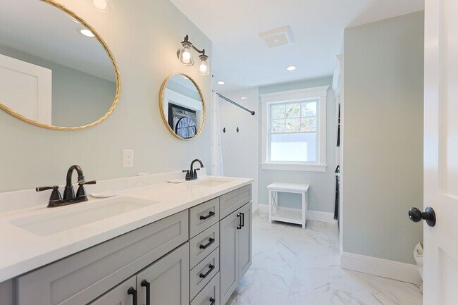Building Photo - Newly Renovated Winter Rental on a Private...