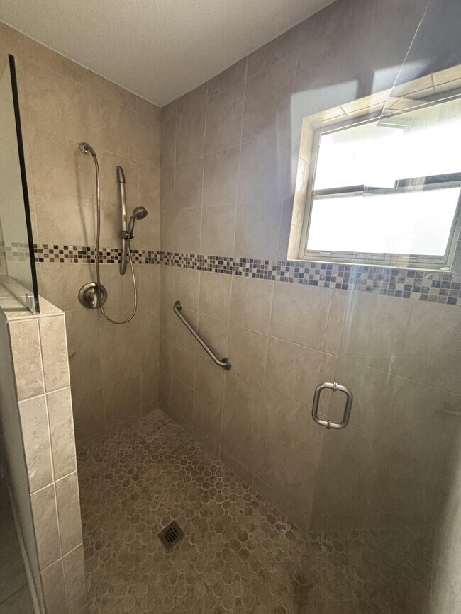 Building Photo - 1160 E 12th St