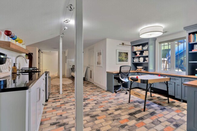 Building Photo - 802 N Park Ave