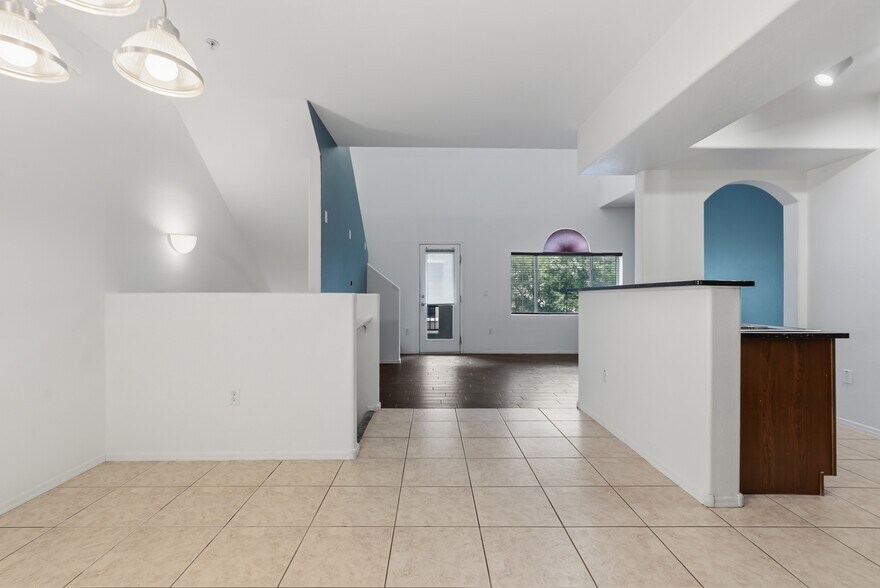 Building Photo - 2150 W Alameda Rd