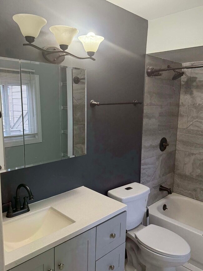 Building Photo - 3325 Beacon St