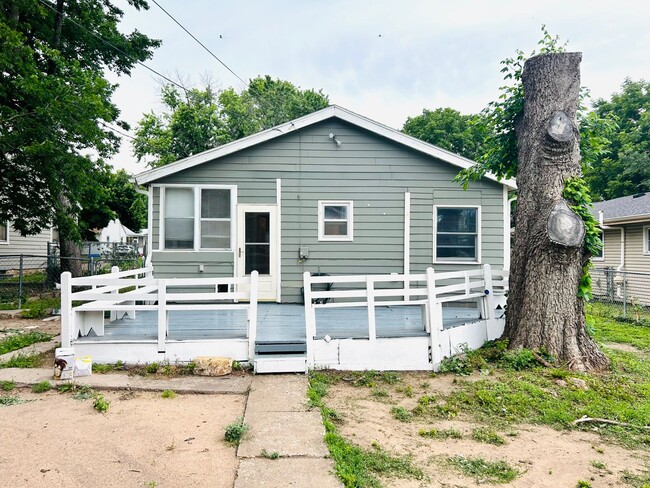 Building Photo - Cute Single Family Home, Great Location