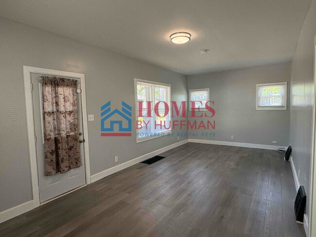Building Photo - Two Bedroom House | Updated Unit