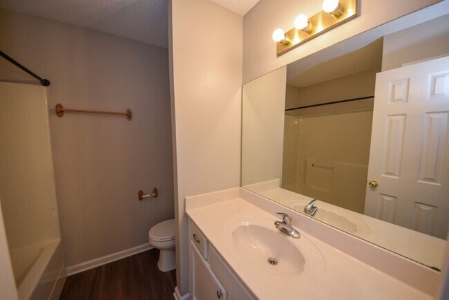 Building Photo - UPDATED and cute 2 bed 2 bath home.