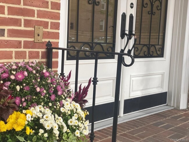 Building Photo - 35-35-35-75 75th St