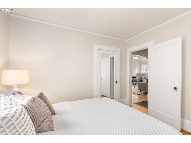 Building Photo - Charming 2-Bedroom Gem with Spacious Living Room and Bright Open Kitchen!
