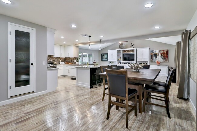 Building Photo - GORGEOUS REMODELED HOME WALKING DISTANCE T...
