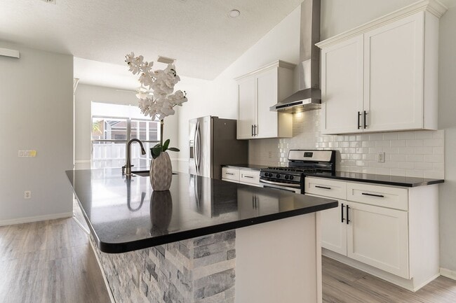 Building Photo - 3-Bed 2-Bath Unfurnished Pool Home - Green...