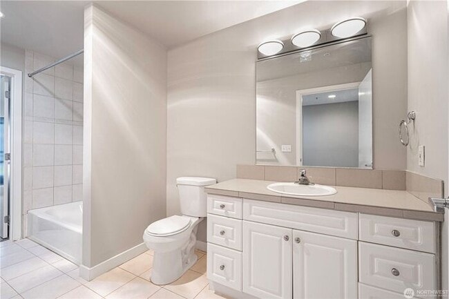 Building Photo - Top-Floor Condo with Office/Den + Private ...