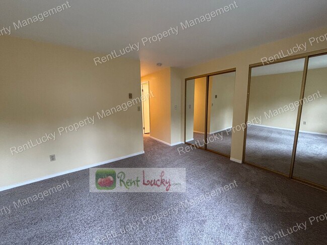 Building Photo - Gorgeous 2 Bedroom Condo with Secured Parking in Unbeatable Bellevue Location!!