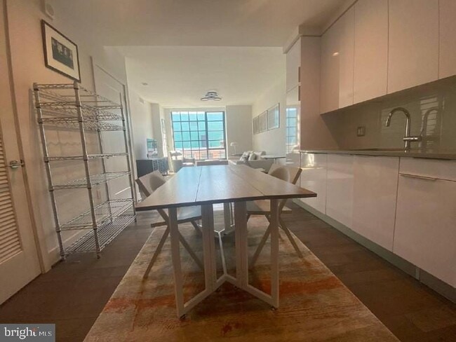 Building Photo - 45 Sutton Square SW