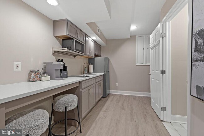 Building Photo - 2219 E Chase St