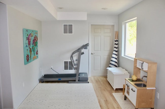 Building Photo - 4246 E 8th Ave