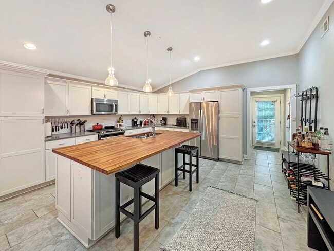 Building Photo - Large 4 bedroom, 3 bath home recently updated near Chickasaw Gardens