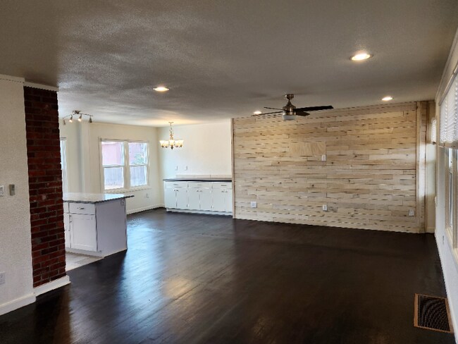 Building Photo - 320 Cullum Ave