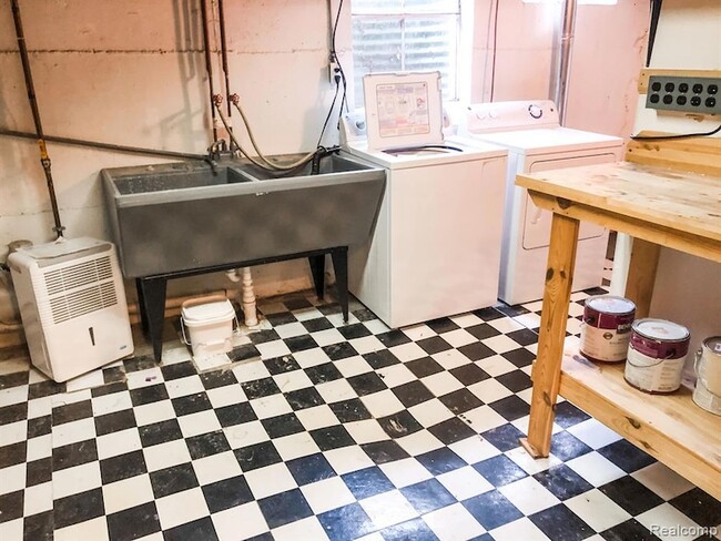 Building Photo - 721 N Eton St