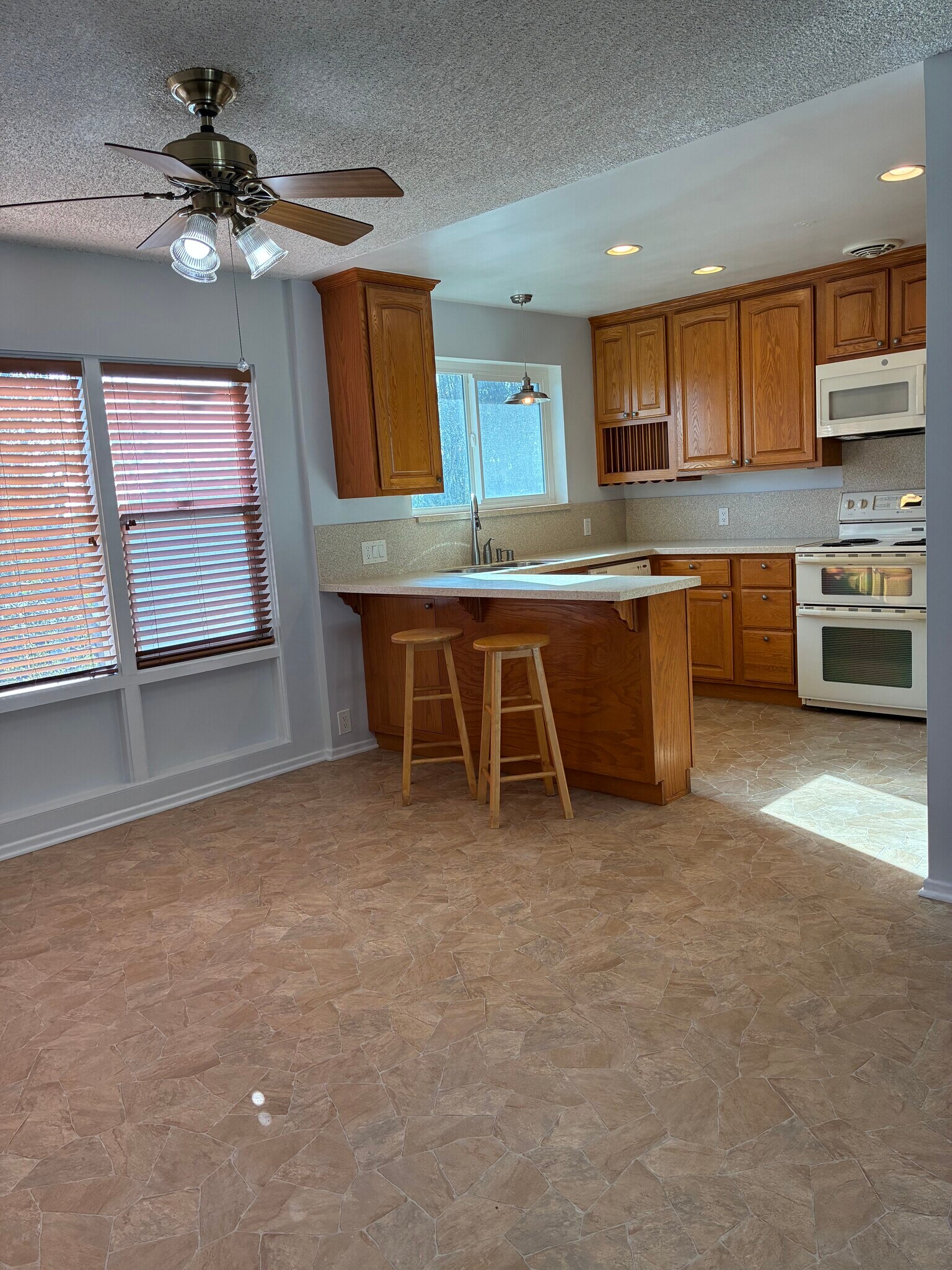 Kitchen Peninsula - 1520 Spruce St