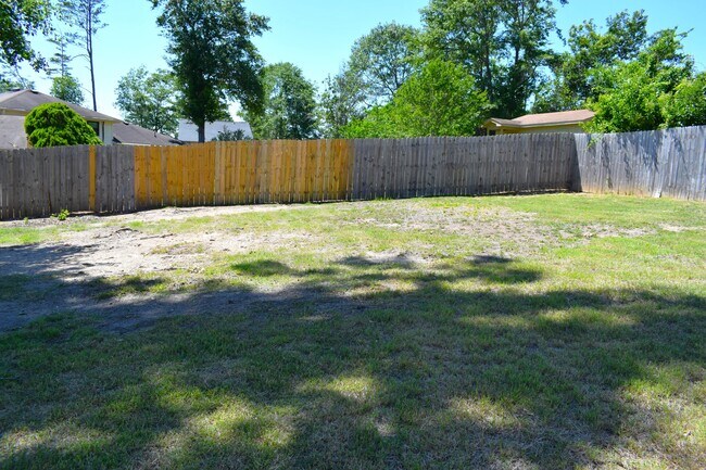 Building Photo - 321 Oak Lake Dr