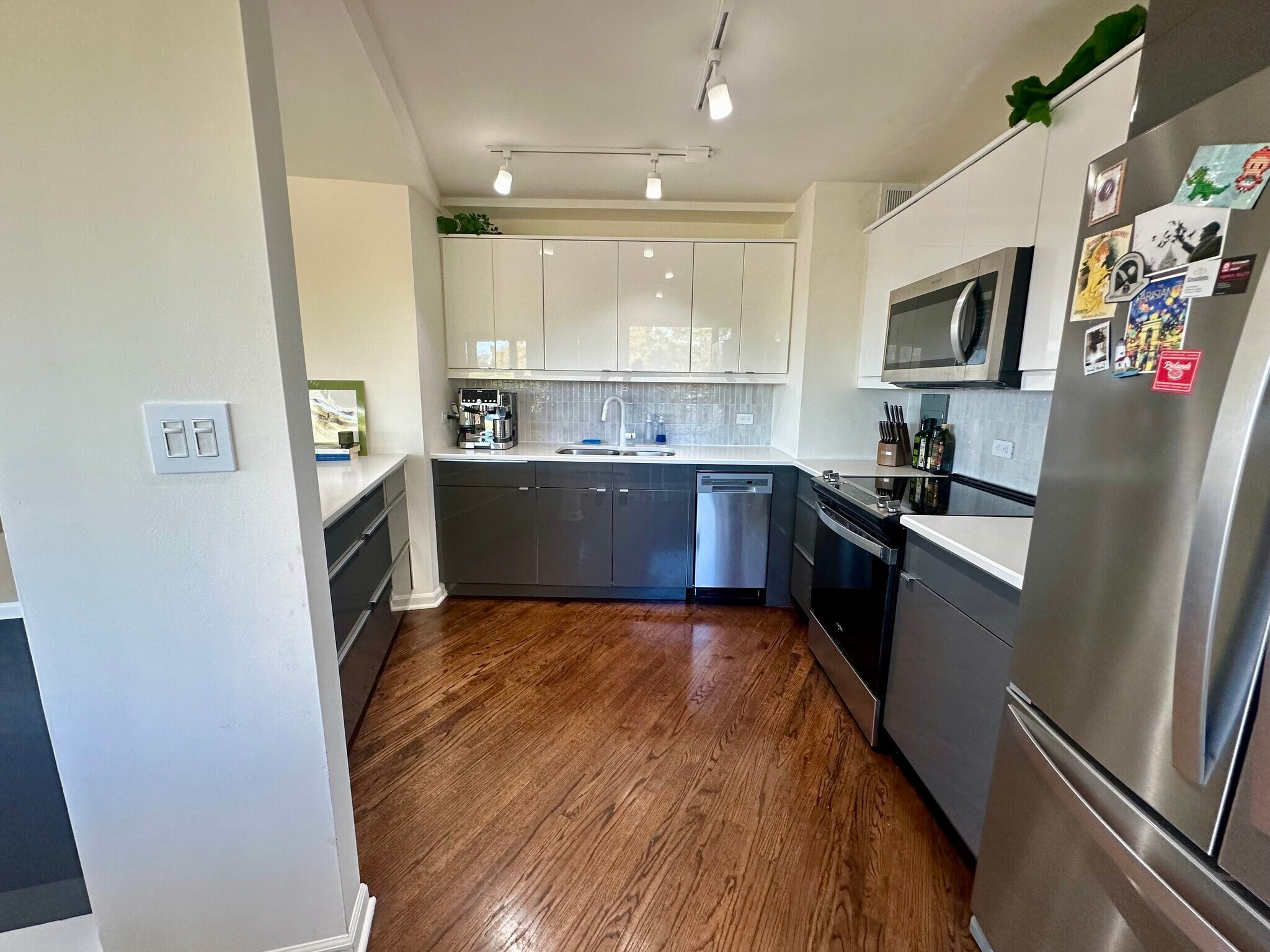 Building Photo - 3410 N Lake Shore Dr