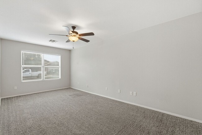 Building Photo - HUGE 6 Bedroom Home - Westgate and Freeways Nearby!