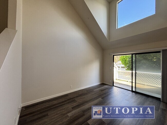 Building Photo - Newly Remodeled 2 Bed 1 Bath Unit Right Near Cabrillo College