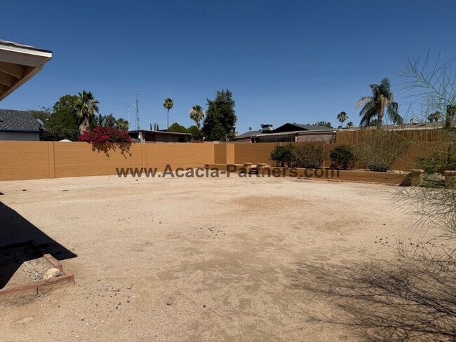 Building Photo - Three Bedroom Multi Level Home