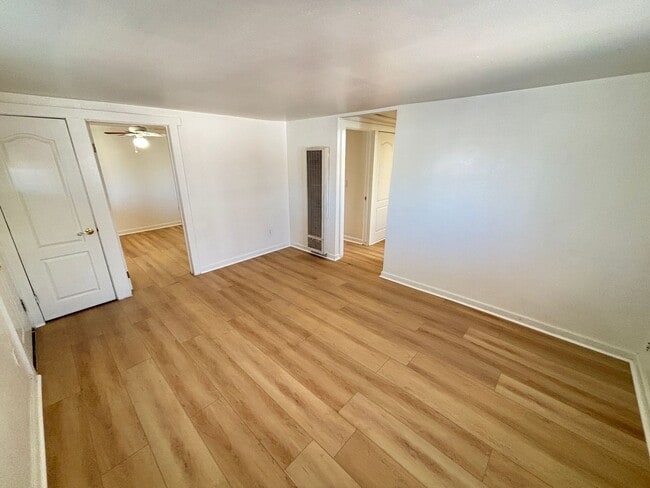 Building Photo - Charming 2Bed/1Bath apartment W/ Private front yard w/ porch and oversized backyard in Henderson