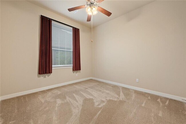 Building Photo - 205 Lake Como Dr