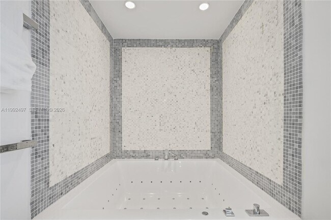 Building Photo - 200 Biscayne Blvd Way