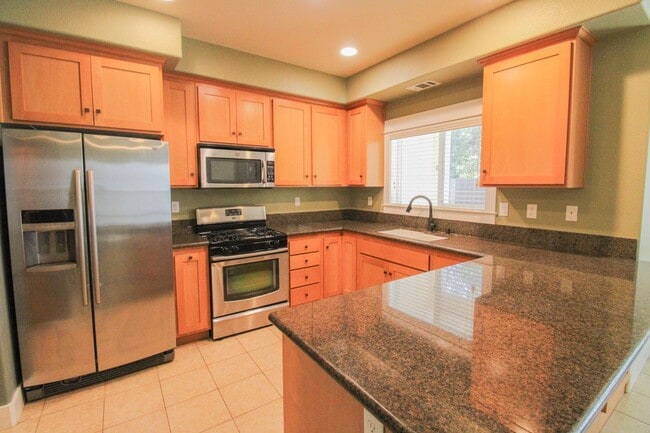 Building Photo - Walnut Grove 3 Bedroom Townhouse