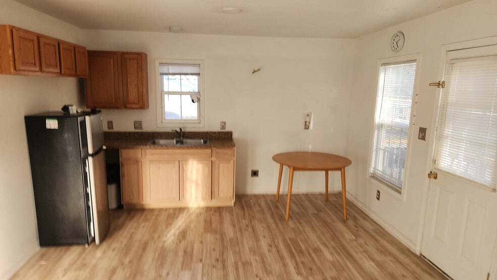 Building Photo - 832 W Eagle St