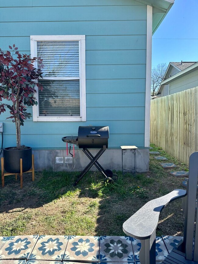 Building Photo - 3 Bedroom / 2 Bathroom super cute house for lease!