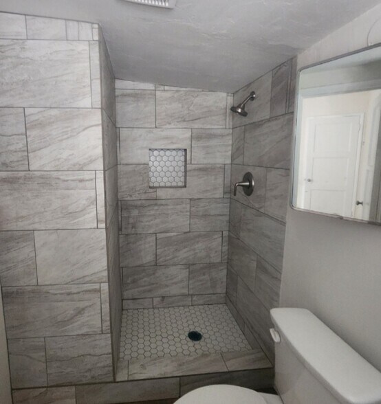 Building Photo - 912 Park Hill Dr