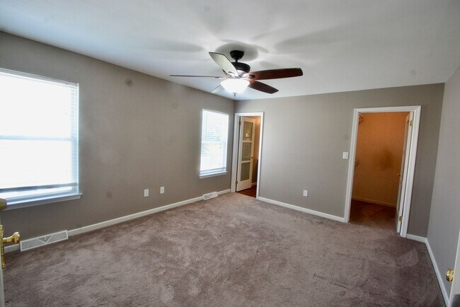 Building Photo - Stunning and Beautifully Updated Twin Home 3 Bedroom - Fenced In Backyard with a Basketball Court