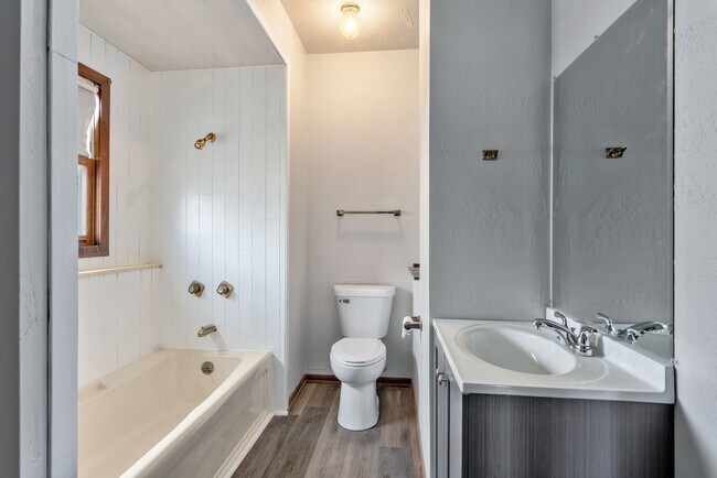 Building Photo - 1646 Ohio St