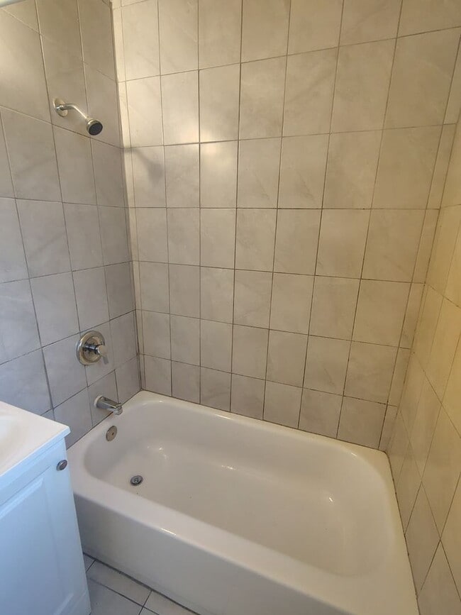 Building Photo - Fully Renovated 4/2 -Single Family  Availa...