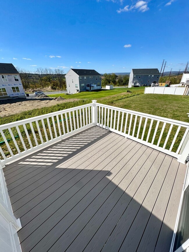 Building Photo - Newer Construction THREE BEDROOM/2.5 BATH ...