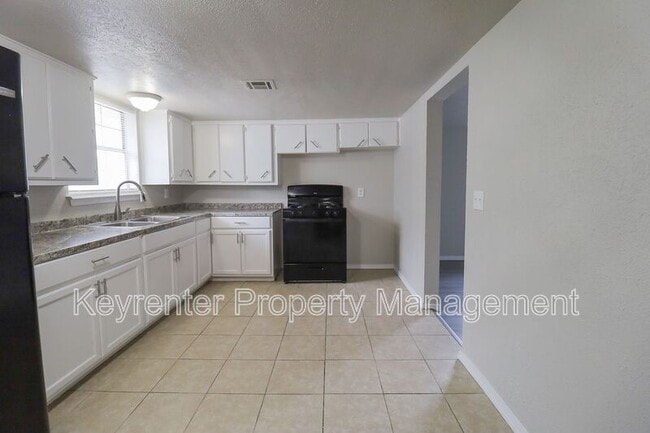 Building Photo - 405 S Maple St