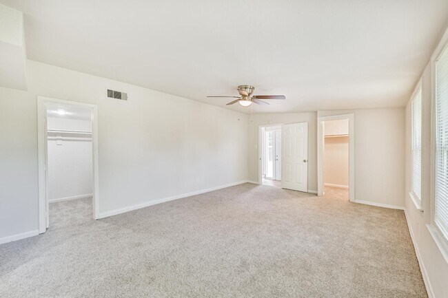 Building Photo - 706 Azalea St