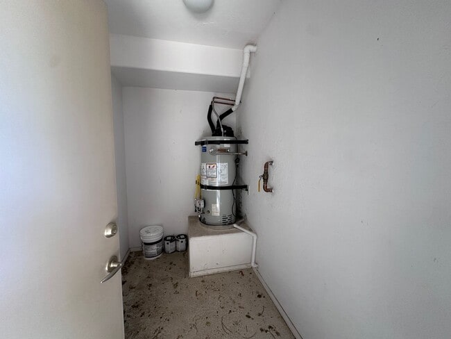 Building Photo - 1 BEDROOM DOWNSTAIRS CONDO IN GATED COMMUNITY 1 CAR GARAGE