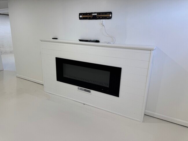 Building Photo - 2319 Pinehurst St